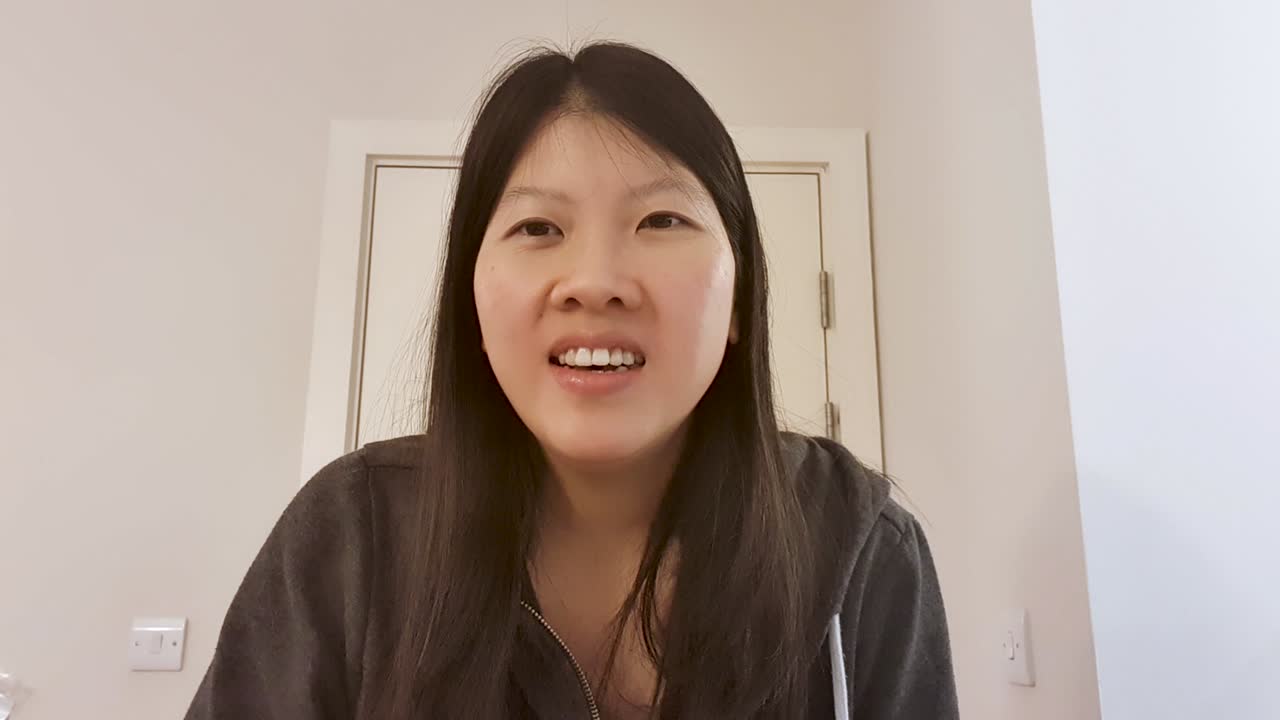 나이 든 학생 인사 및 카메라에 직접 이야기