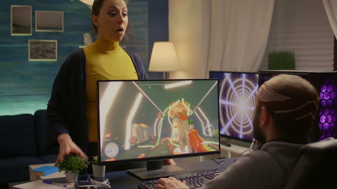 1인칭 슈팅 비디오 게임을 하기 위해 여자친구와 싸우는 사이버 게이머