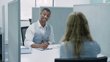 hombre y mujer de negocios se reúnen
