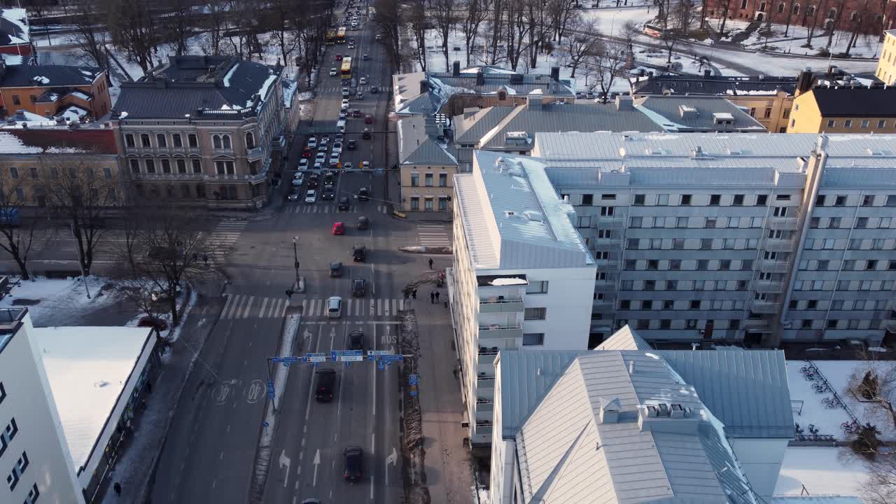 도심 근처 중간 크기의 교차로에서 오후 교통