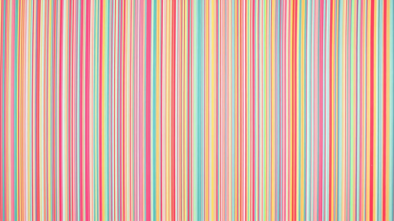 Mønster med levende pastel lodrette striber, bløde koral-, mint- og lavendelfarvede bånd, der danner en sømløs retro-rytme.