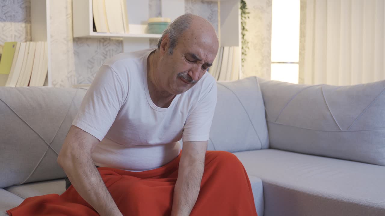 el anciano enfermo tiene dolores en los huesos y las articulaciones.