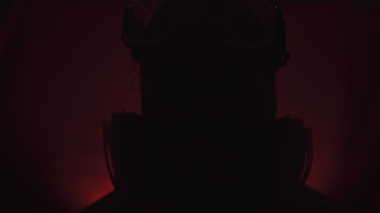 hombre en traje de protección, protección contra el gas máscara de pintura de pulverización médica. médico en respirador. concepto de salud virus epidemia de coronavirus.