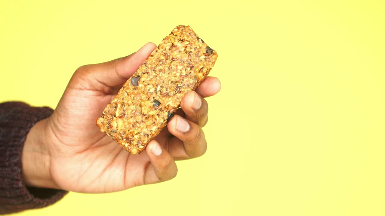 mano con una barra de granola