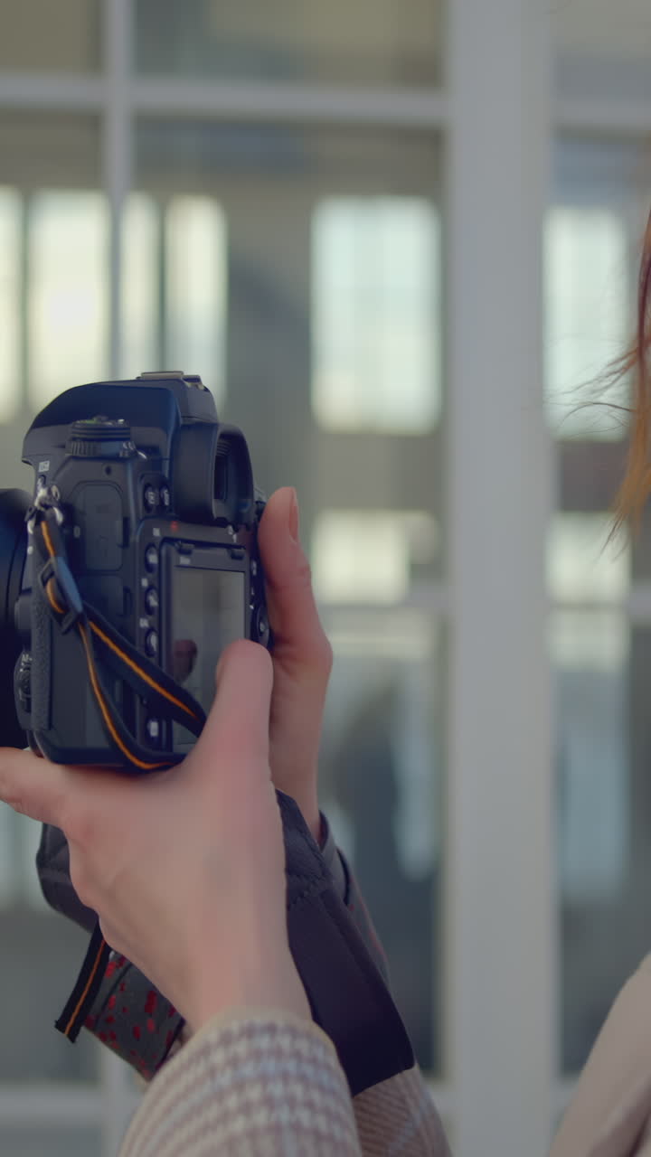 persona que toma una foto con una cámara