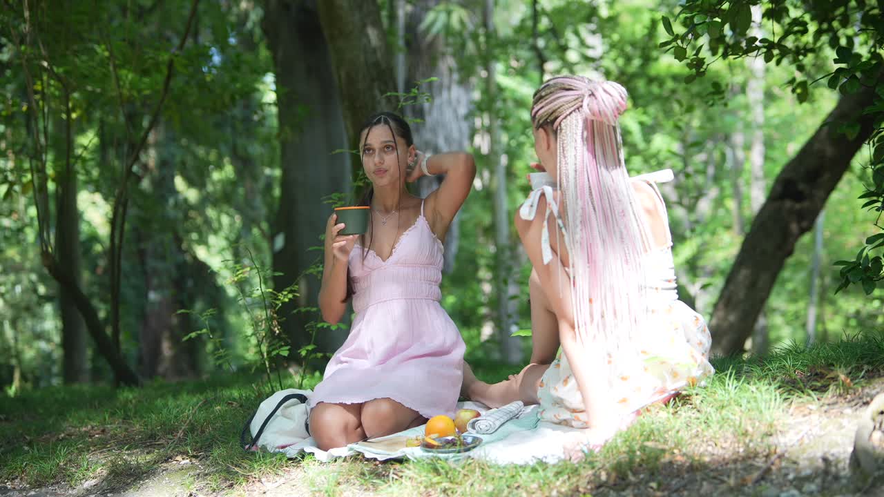 dos mujeres disfrutando de un picnic en el parque