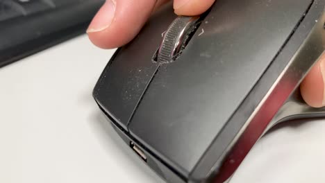 Male-hand-uses-a-computer-mouse-in-an-office-in-close-up