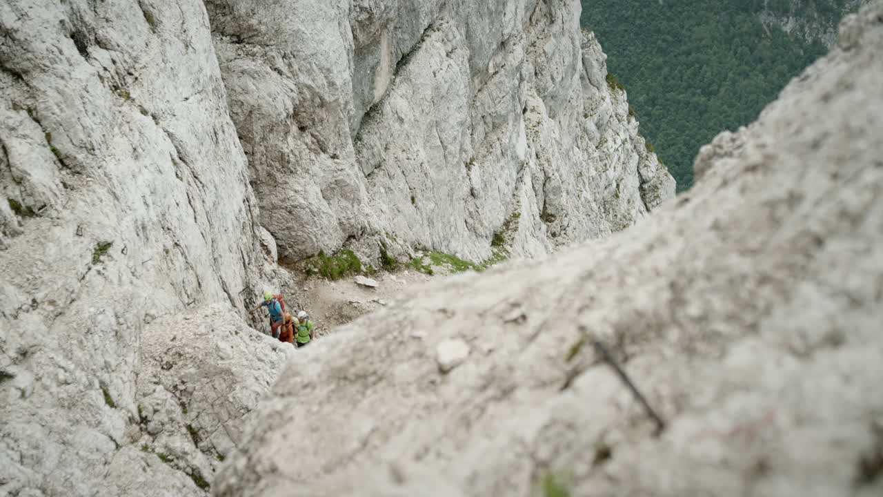 excursionistas escalando una parte empinada de la escalada en una montaña