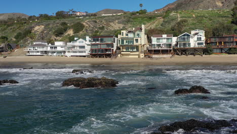 vista aérea cinematográfica de la playa de malibú la costa en california.