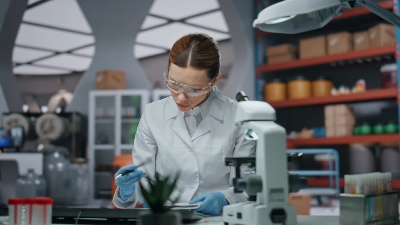 Primo piano di scienziata professionista che osserva al microscopio analizzando un campione. Dottoressa.