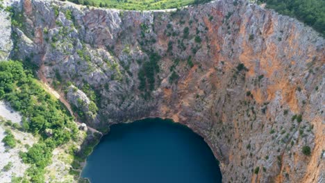 hermoso video aéreo del lago rojo, imotski, croacia