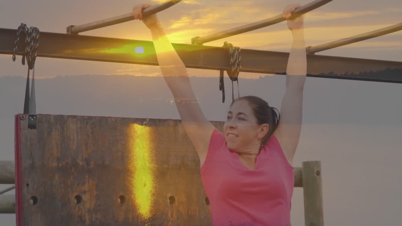 animación de la puesta de sol sobre la mujer caucásica en el curso de obstáculos colgado.