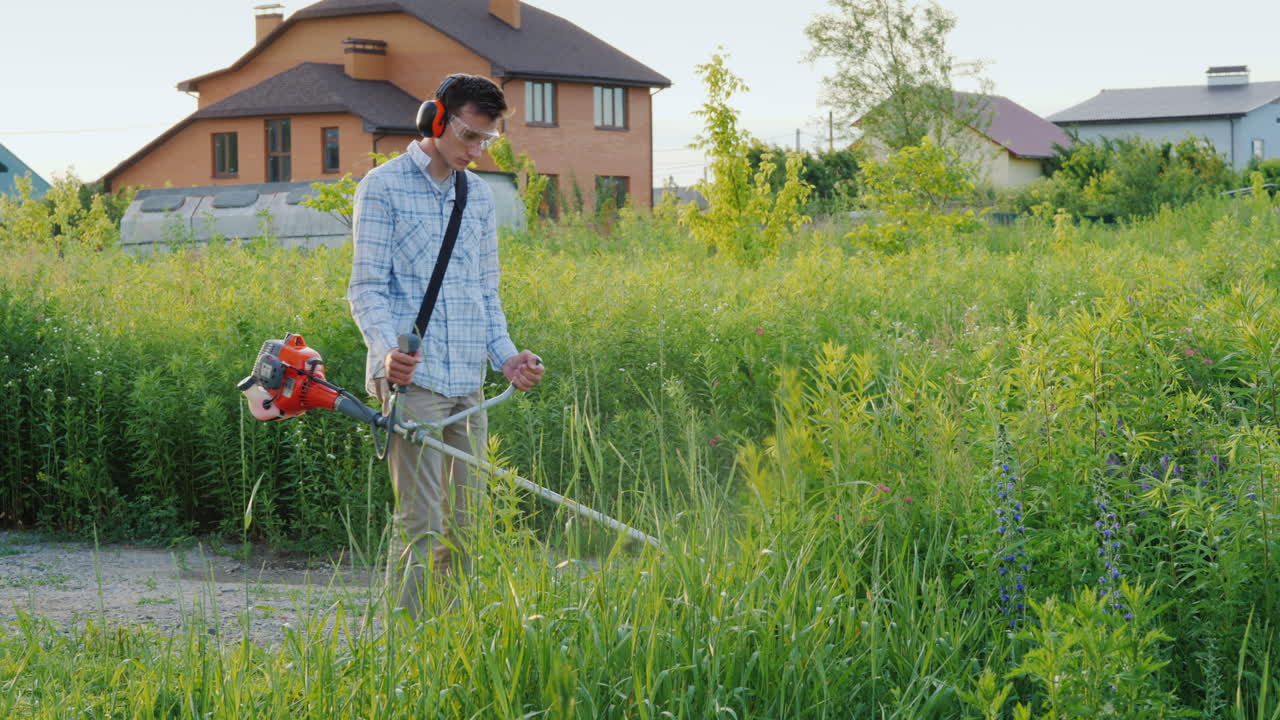 트리머로 집안의 잡초를 깎는 남자