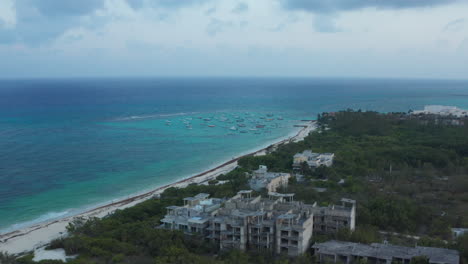 Paisaje-Marino-Aéreo-Con-Barcos-Amarrados-En-El-Agua-Turquesa-Del-Mar-Caribe-En-Playa-Del-Carmen,-México