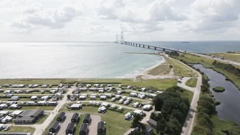 Altes-Boot-Im-Hafen-In-Der-Nähe-Einer-Großen-Brücke-über-Das-Meer