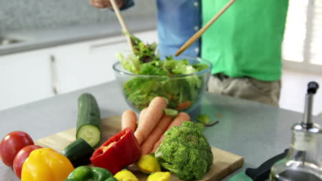 Kleiner-Junge-Bereitet-Mit-Seinem-Vater-Salat-Zu