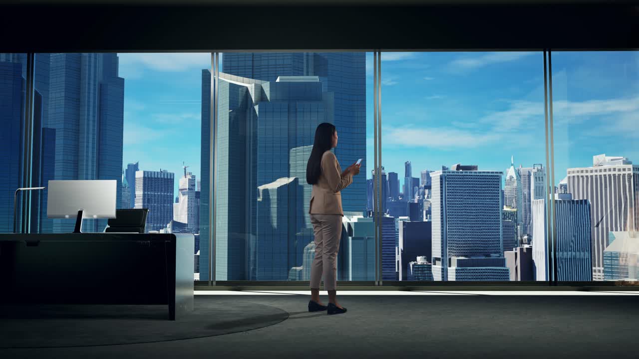 스마트폰을 사용하는 아시아 사업가 여성이 스카이스크래퍼가 있는 큰 도시를 창밖으로 바라보고 있습니다.