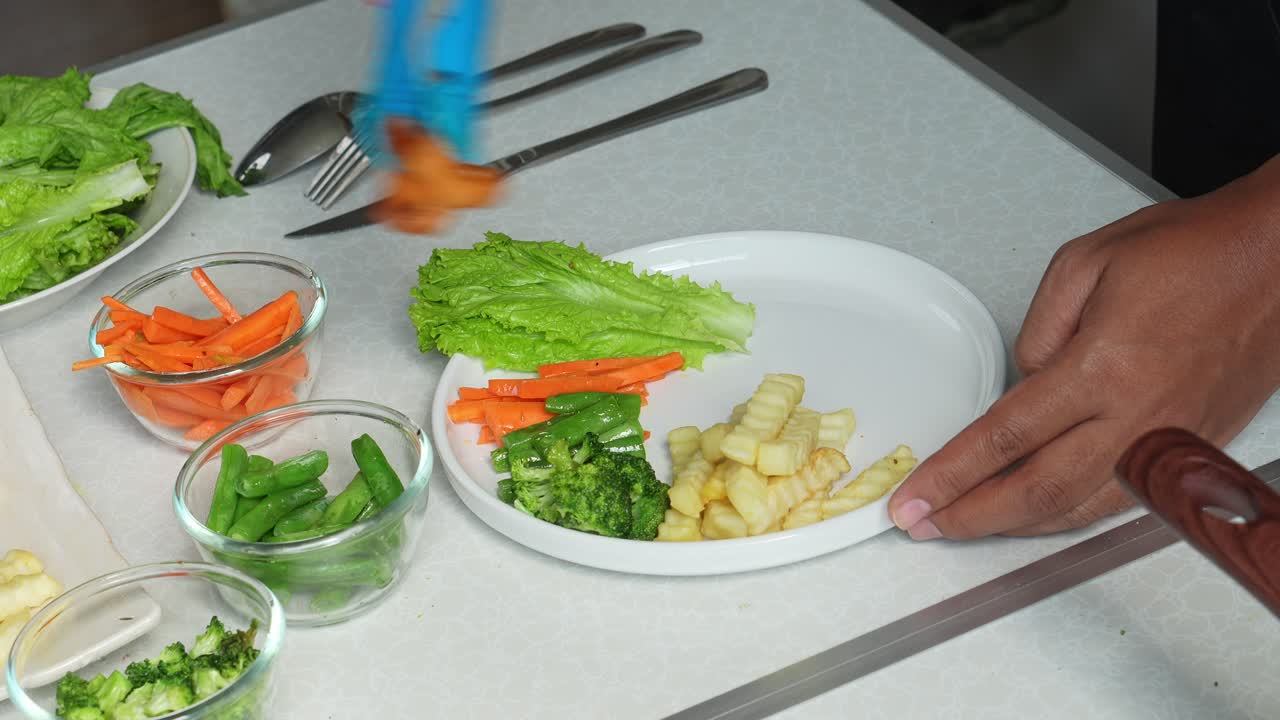 고기 스테이크를 만들고 러드, 소시지, 감자김으로 을 는 남자