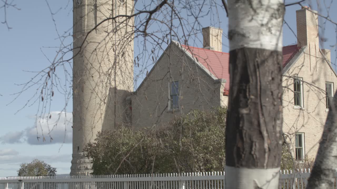 미시간 주 매키나우 시의 오래된 매키나크 포인트 등대와 시네마틱 돌리  ⁇  오른쪽에서 왼쪽으로