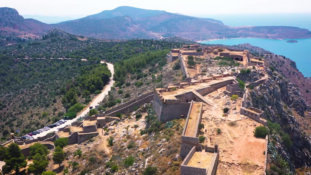 la ciudad de nafplio y la fortaleza de palamidi filmadas desde un avión no tripulado, buena vista de la montaña y el mar
