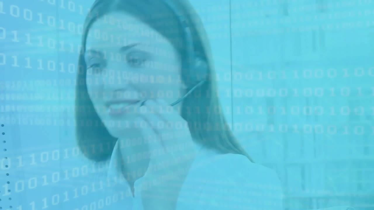 animación de procesamiento de datos financieros y flechas sobre mujer de negocios caucásica en la oficina