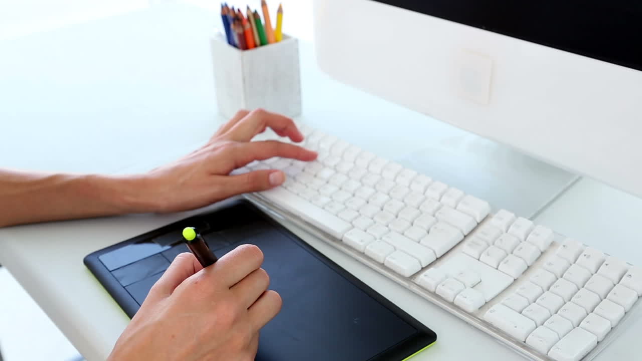 diseñador gráfico que utiliza el digitalizador