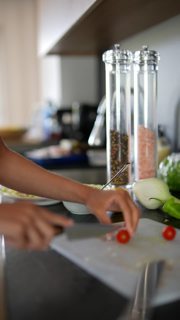 preparando una comida saludable en una cocina moderna