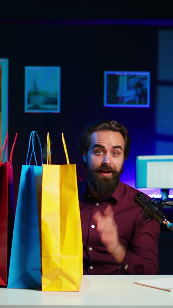 Video verticale: content creator entusiasta che tiene in mano borse della spesa colorate