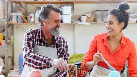 hombre y mujer alfarero pintando cuenco de cerámica 4k