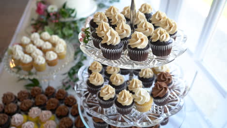 Cupcakes-Und-Kuchen-Desserttisch-Bei-Der-Hochzeit-Stock-Videomaterial-Vielfalt