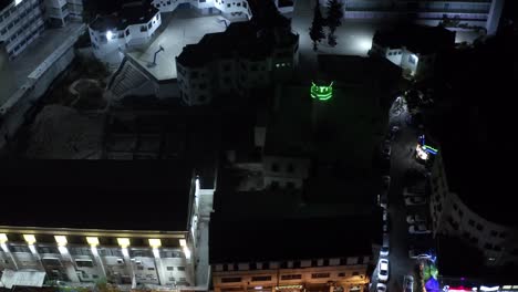 techos con carreteras coches y mezquita por la noche, vista aérea