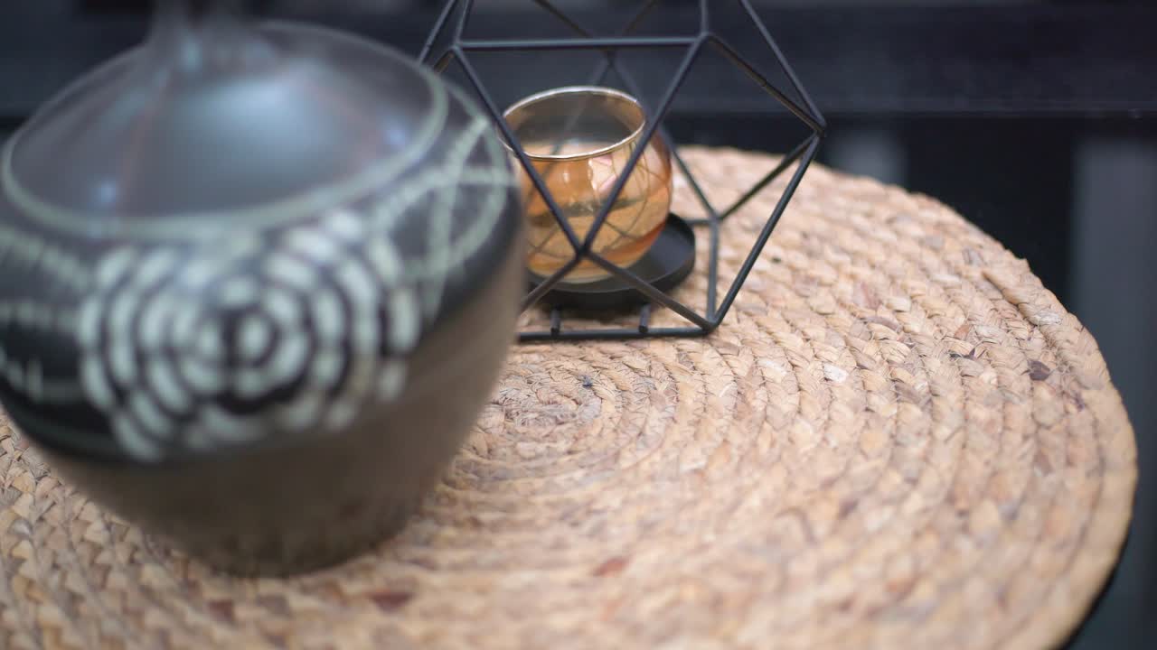 bajar y tomar la casa y las llaves del coche mesa sobre la mesa