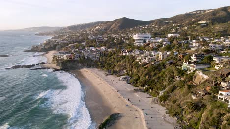 Una-Toma-Aérea-De-La-Playa-De-Los-Mil-Pasos,-Laguna---California,-Que-Muestra-Bienes-Raíces-Costeros-Y-Propiedades-Por-La-Noche