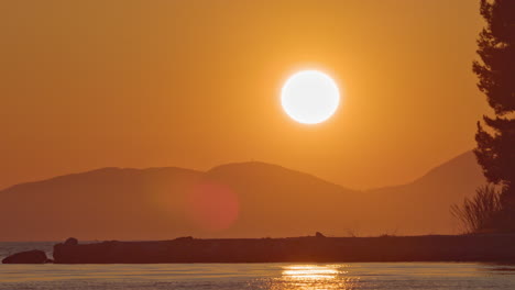 Sonnenuntergang-An-Der-Küste-Griechenlands