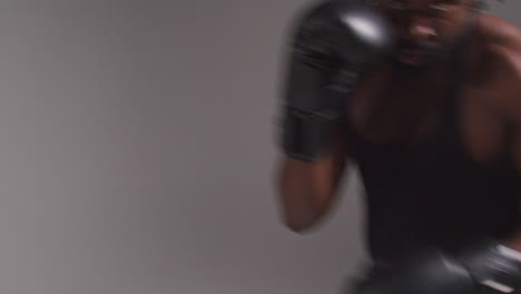 en tiempo real estudio pov tiro de boxeador masculino con guantes de boxeo entrenamiento para el partido de boxe o en el gimnasio peleando y golpeando hacia la cámara 2