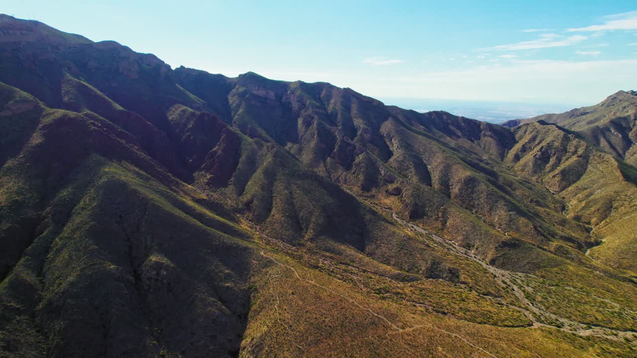 toma aérea de drones de la hermosa cordillera del desierto de verano cubierta de follaje verde cerca de la famosa ciudad fronteriza internacional de méxico