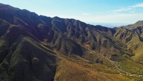 toma aérea de drones de la hermosa cordillera del desierto de verano cubierta de follaje verde cerca de la famosa ciudad fronteriza internacional de méxico