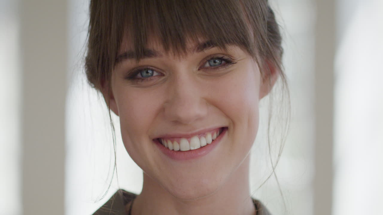retrato de una hermosa mujer joven sonriendo en casa