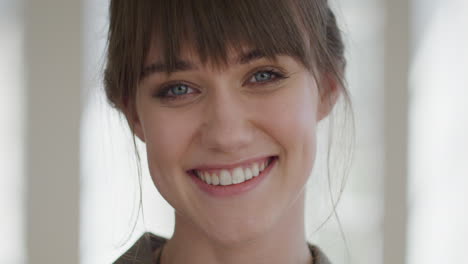 retrato de una hermosa mujer joven sonriendo en casa