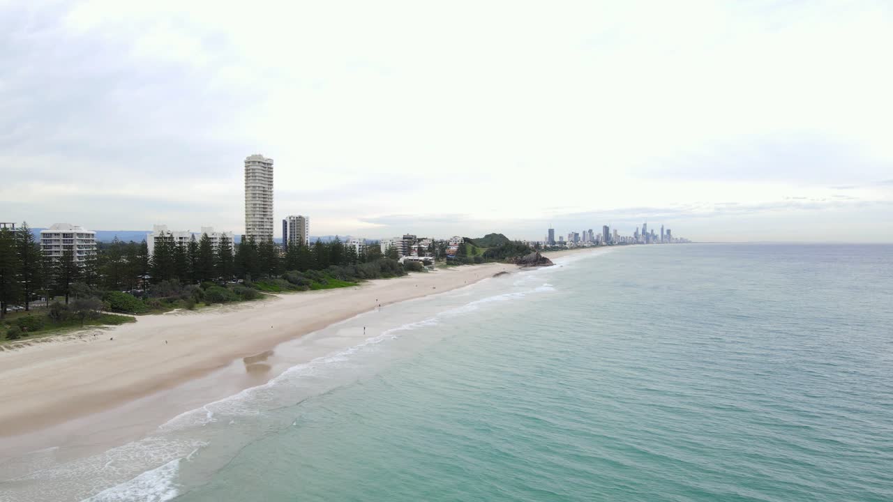 호주 골드 코스트 시티(gold coast city)의 해안가 아파트 건물과 바위 절벽이 보이는 벌리 해변(burleigh beach)의 푸른 물