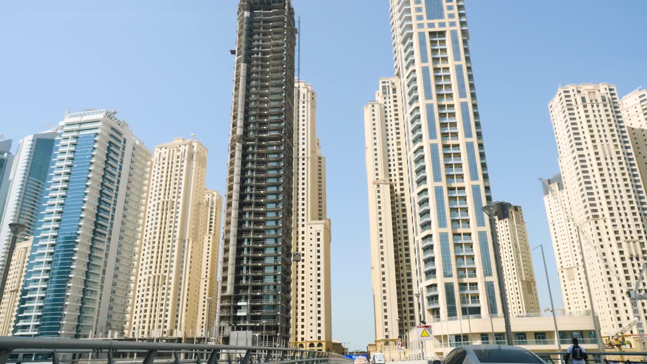 Skyline di Dubai con grattacieli in costruzione