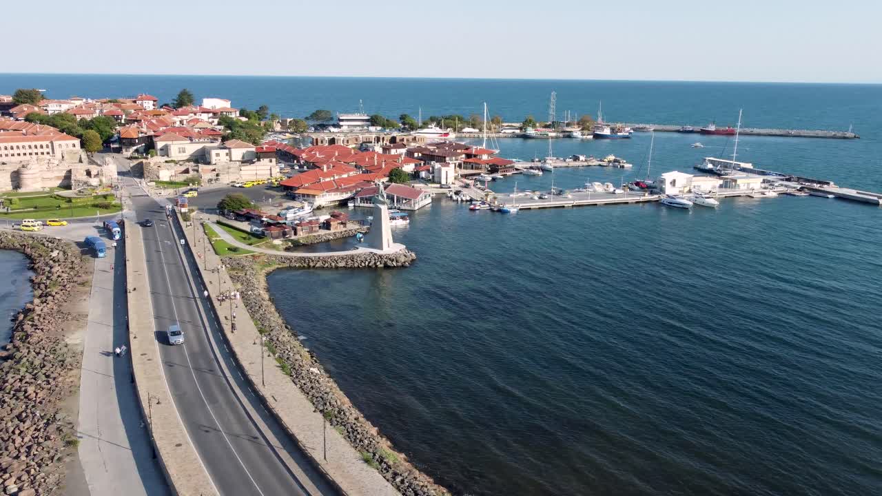 panorámica aérea sobre la antigua ciudad de nesebar en la costa del mar negro, bulgaria