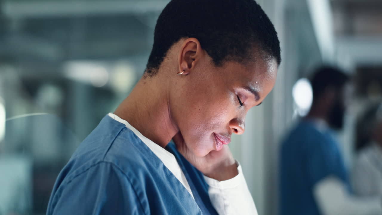 医者,ストレス,頭痛の黒人女性