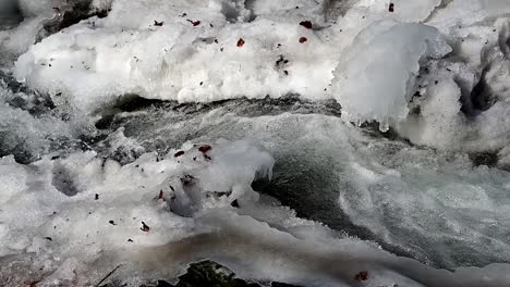 bancos de hielo de arroyo durante el invierno