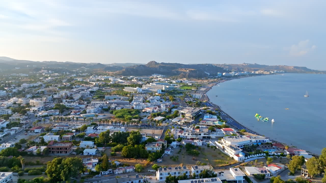vista aérea hacia atrás sobre el paisaje urbano de la aldea de faliraki, en el soleado rodas
