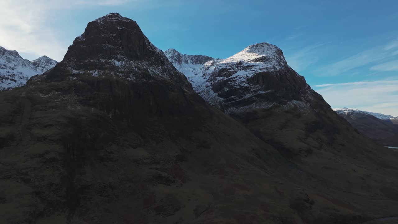 fotografía aérea lenta de dos de las tres hermanas de glencoe en invierno en escocia