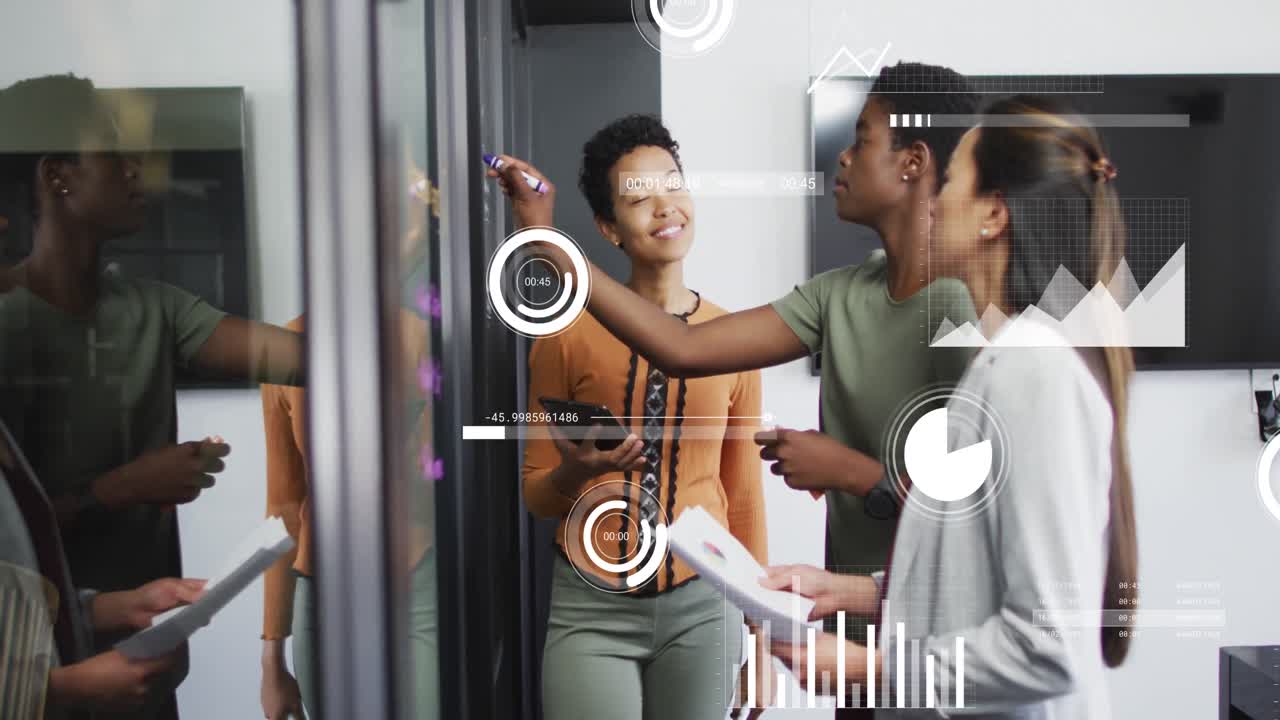 animación del procesamiento de datos sobre diversas personas de negocios hablando en la oficina