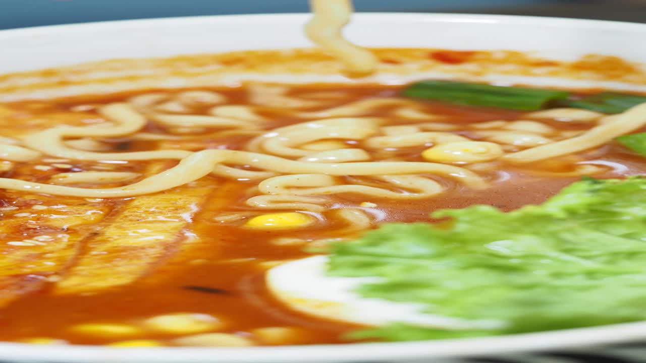 토핑이 있는 매운 한국 라멘