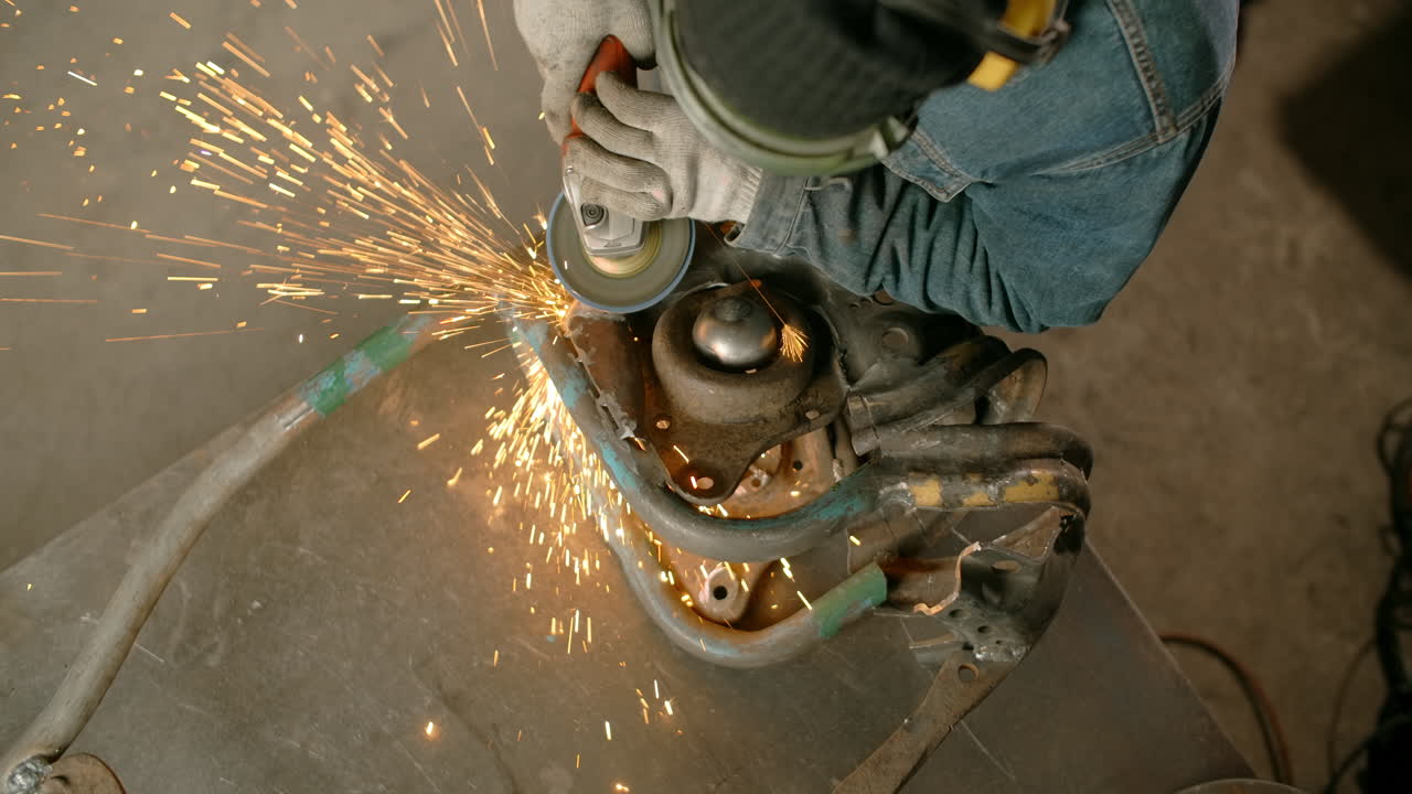 Mechanic Grinding Metal Car Parts