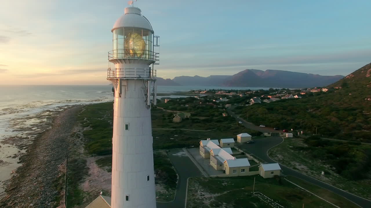 освещая темноту